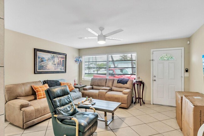 Building Photo - 726 N A St