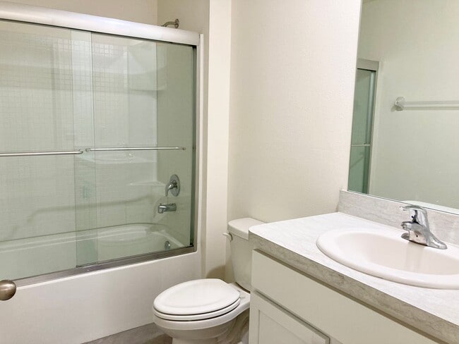 Building Photo - Golf Course Home!