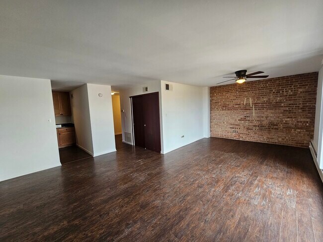 Building Photo - 2250 N Lincoln Ave