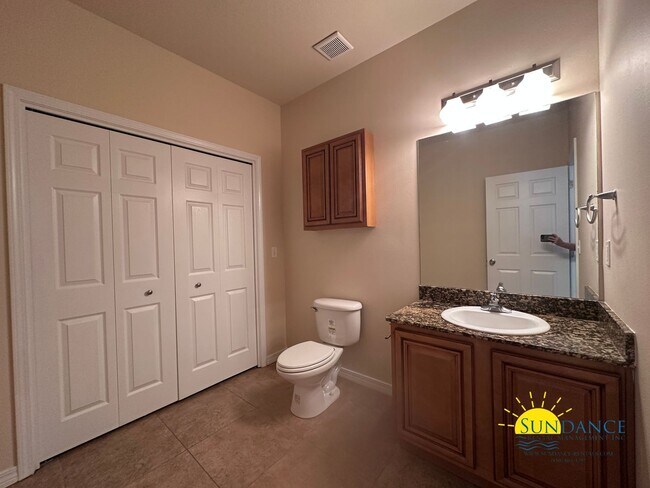 Building Photo - Stunning  3 Bedroom Townhouse in Fort Walton