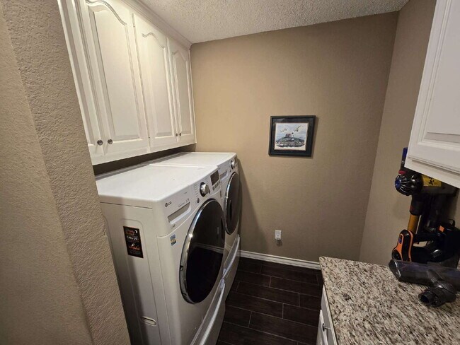 Building Photo - "Discover Spacious Comfort: 3-Bed, 2-Bath Gem on 77th Street (furnished)| Kingsgate