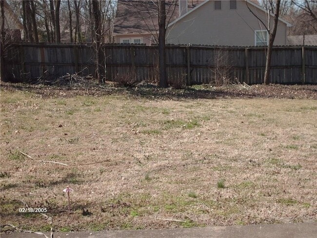 Building Photo - 2043 E Oaks Dr