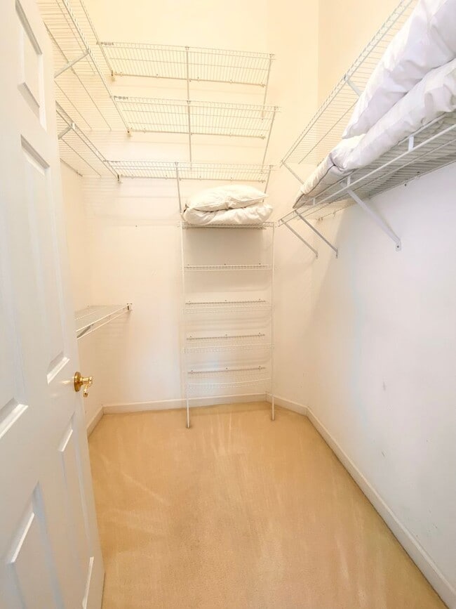 Building Photo - FULLY-FURNISHED GORGEOUS TOWNHOME!