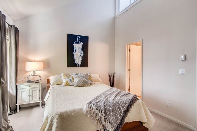 Building Photo - 2 Bedroom Loft Style Townhome Near Microsoft!