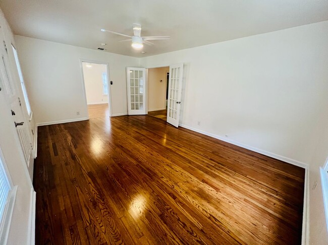 Building Photo - 1554 W Lullwood Ave