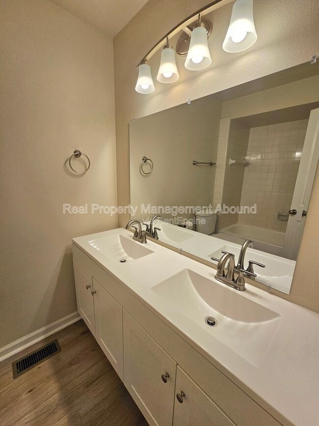 Building Photo - 1611 N Hickory Ave