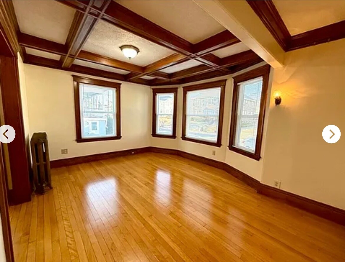 Building Photo - 389 School St