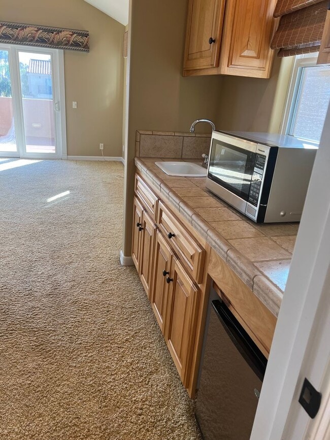 Building Photo - Custom home 1 block to ocean