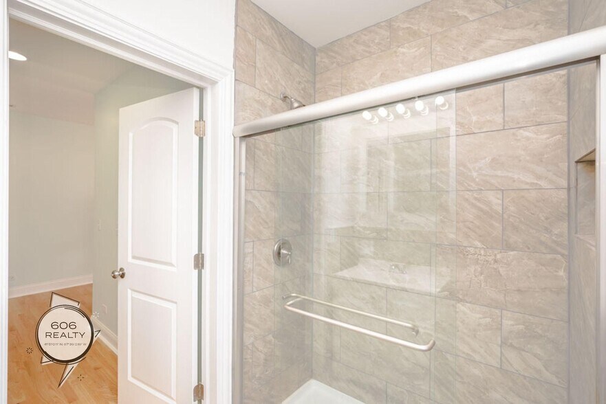 Building Photo - 2805 N Kilbourn Ave