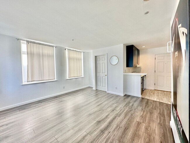 Building Photo - Epic REA: Bright Top Floor Corner Studio w...