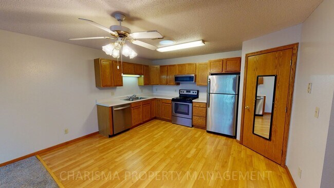 Building Photo - 3 BEDROOM, 2 BATH WALK IN TOWNHOME, ATTACH...