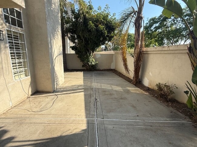 Building Photo - Conveniently located home in Irvine