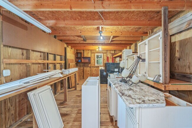 Building Photo - 3101 Lynn Dr