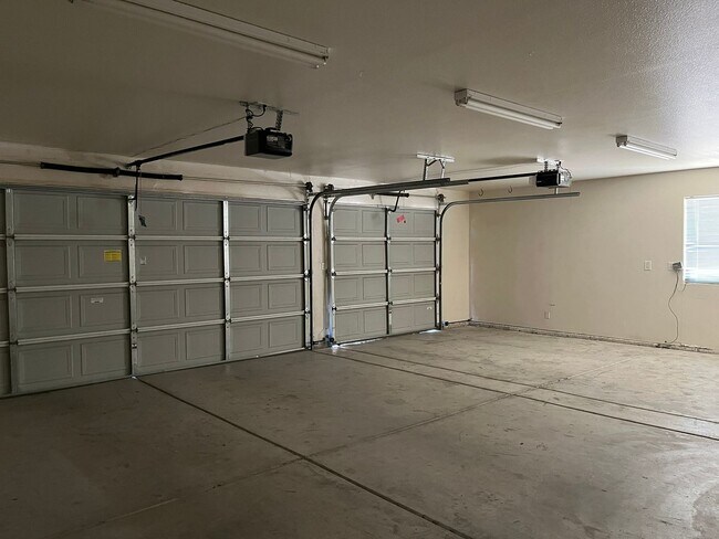 Building Photo - 3 bedroom, 2 bathroom in Apple Valley!