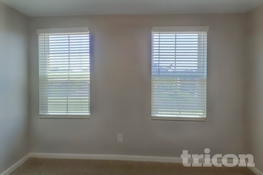 Building Photo - 120 Castlebrook Dr