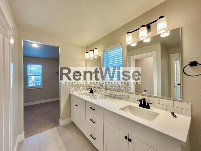 Building Photo - 5925 W Sprig Dr