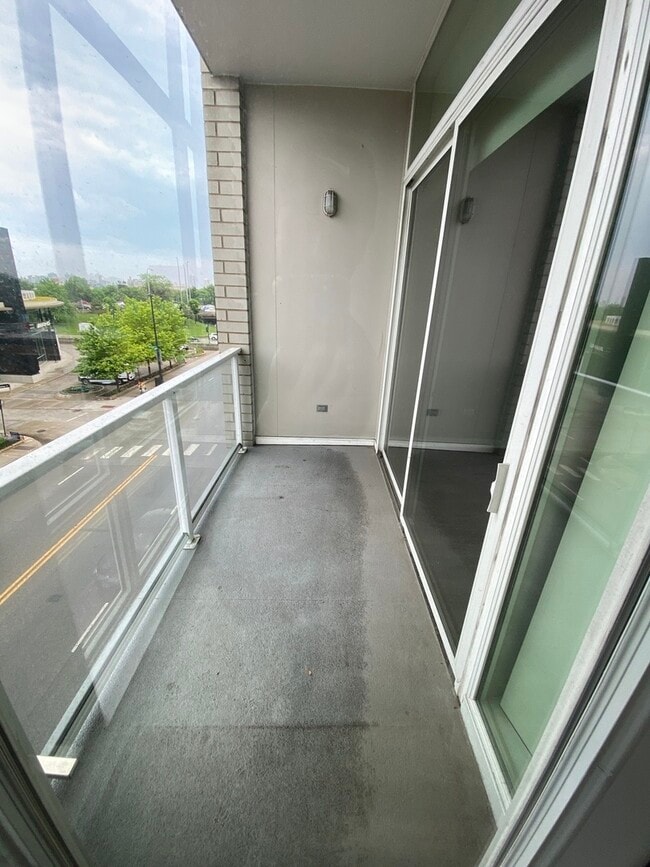 Building Photo - 1545 W North Ave