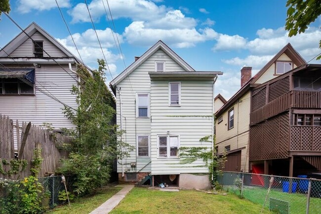 Building Photo - 140 5th Ave