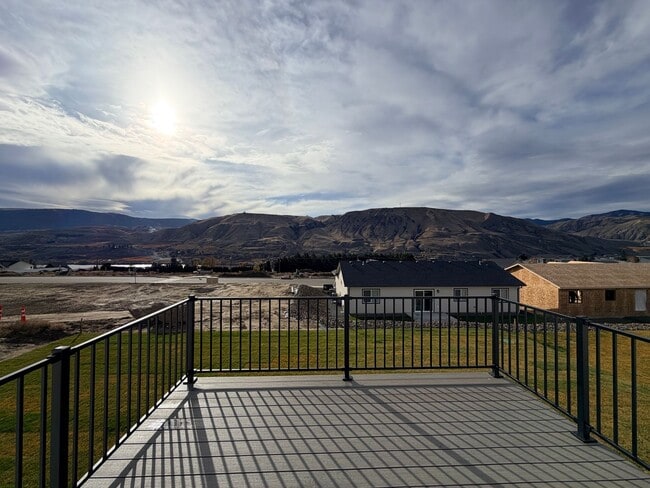 Building Photo - BRAND NEW construction! 3 beds, 2 baths, double garage, deck with VIEWS and more!