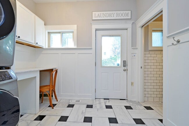 Building Photo - Beautiful 4-Bedroom 2-Bathroom Home in St. Paul!