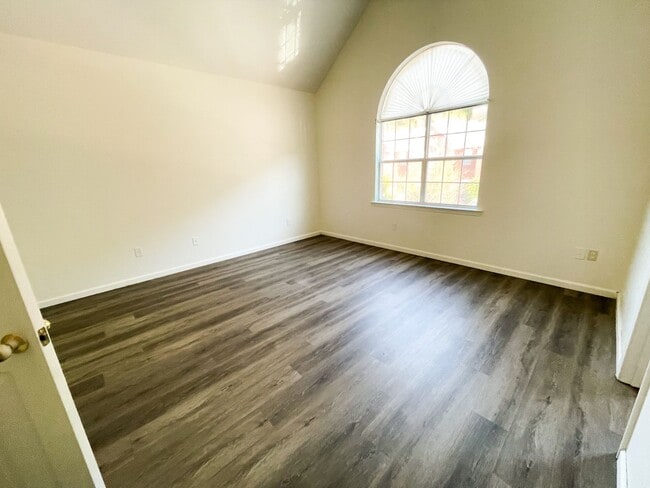 Building Photo - 4 Bedroom 2 Bath Townhouse in Pelham