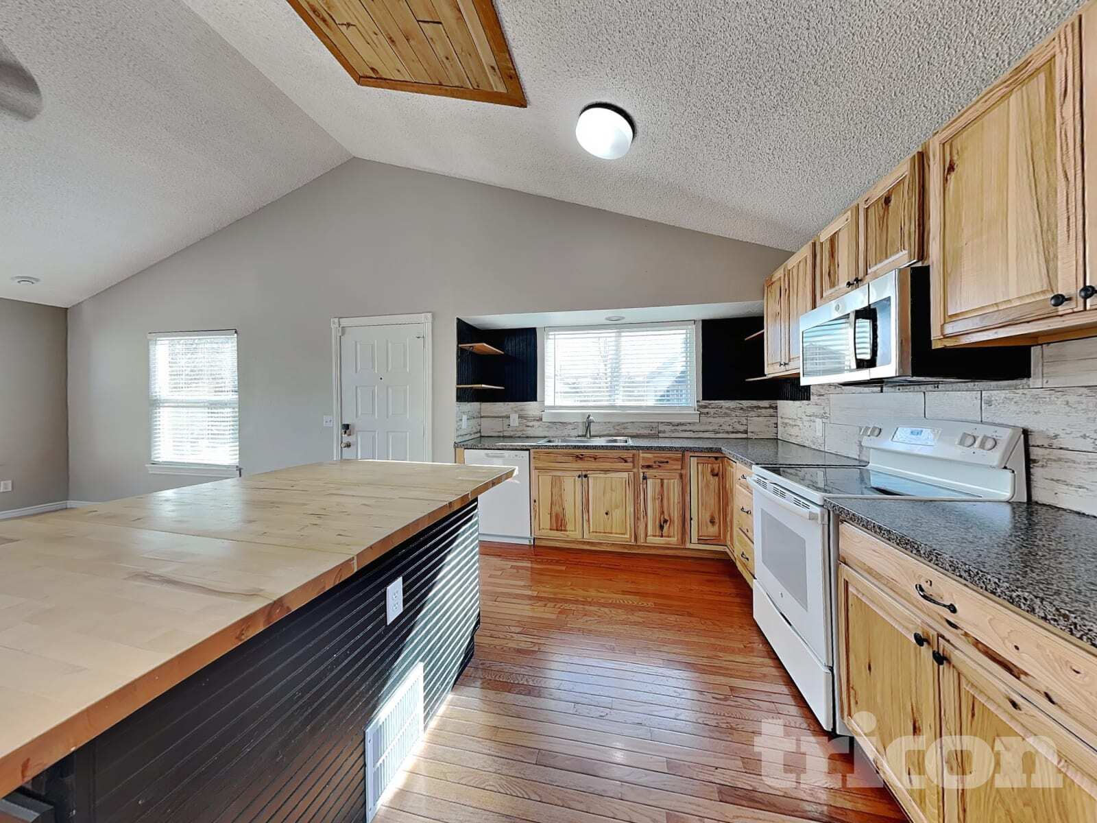 Building Photo - 5045 S Ventura St