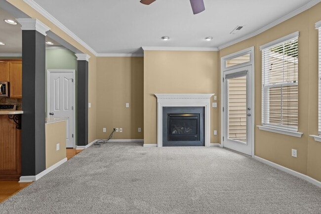 Building Photo - Gorgeous 3 Bedroom Townhome w/ Premium Finishes & Amenities - Pet Friendly!