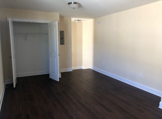 Building Photo - 102 Berkshire Ln