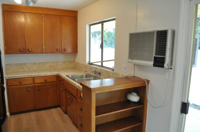 Building Photo - 560 Cajon St