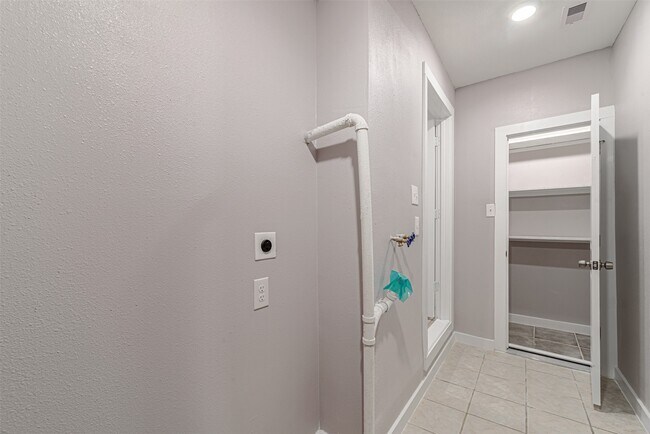 Building Photo - 4909 Higgins St