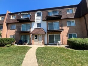 Building Photo - 9480 Bay Colony Dr