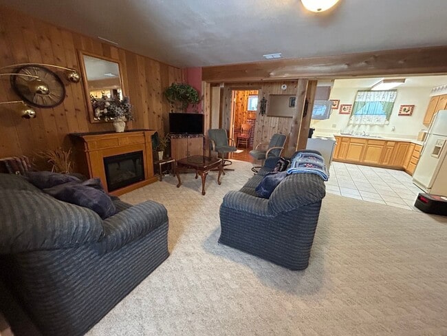 Building Photo - Beautiful Furnished 2 Bedroom Basement Apa...