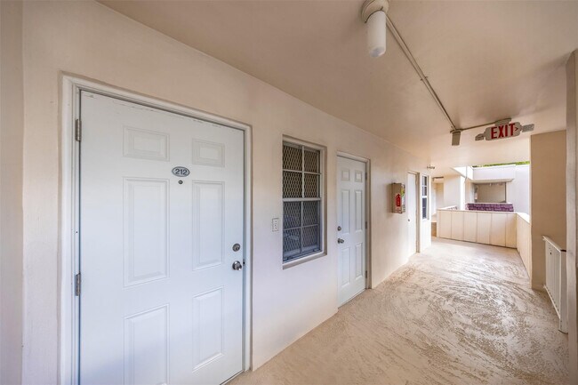 Building Photo - 2601 S Palm Aire Dr