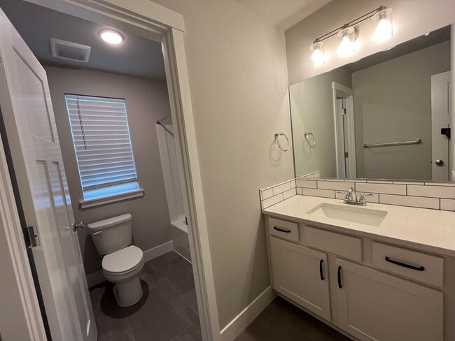 Building Photo - Beautiful and Newer 4 Bedroom 2.5 Bathroom Craftsman attached House close to the Columbia River! ...