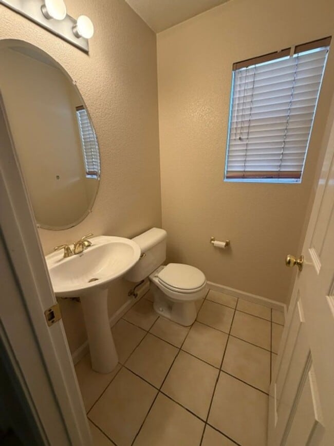 Building Photo - 4 Bedroom, 2.5 Bath Home For Rent