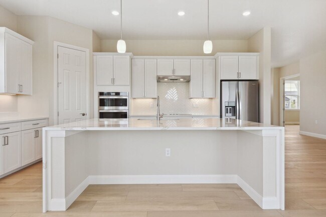 Building Photo - Gorgeous Ranch with 4 BR/3 1/2 Baths in Li...