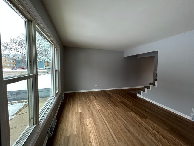 Building Photo - 350 1st Ct