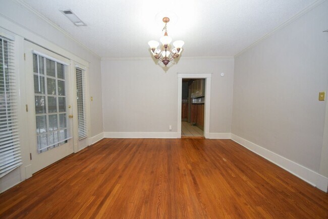 Building Photo - Great 3 bed, 1 bath near University of Mem...
