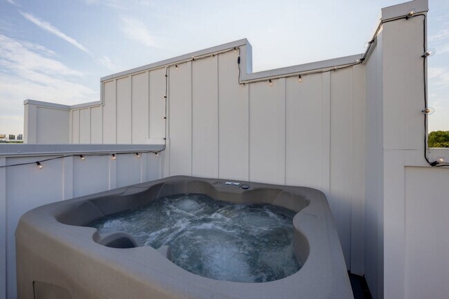 Building Photo - 1405 Napoleon St