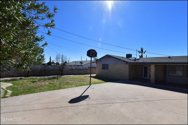 Building Photo - 4749 Tropicana Ave