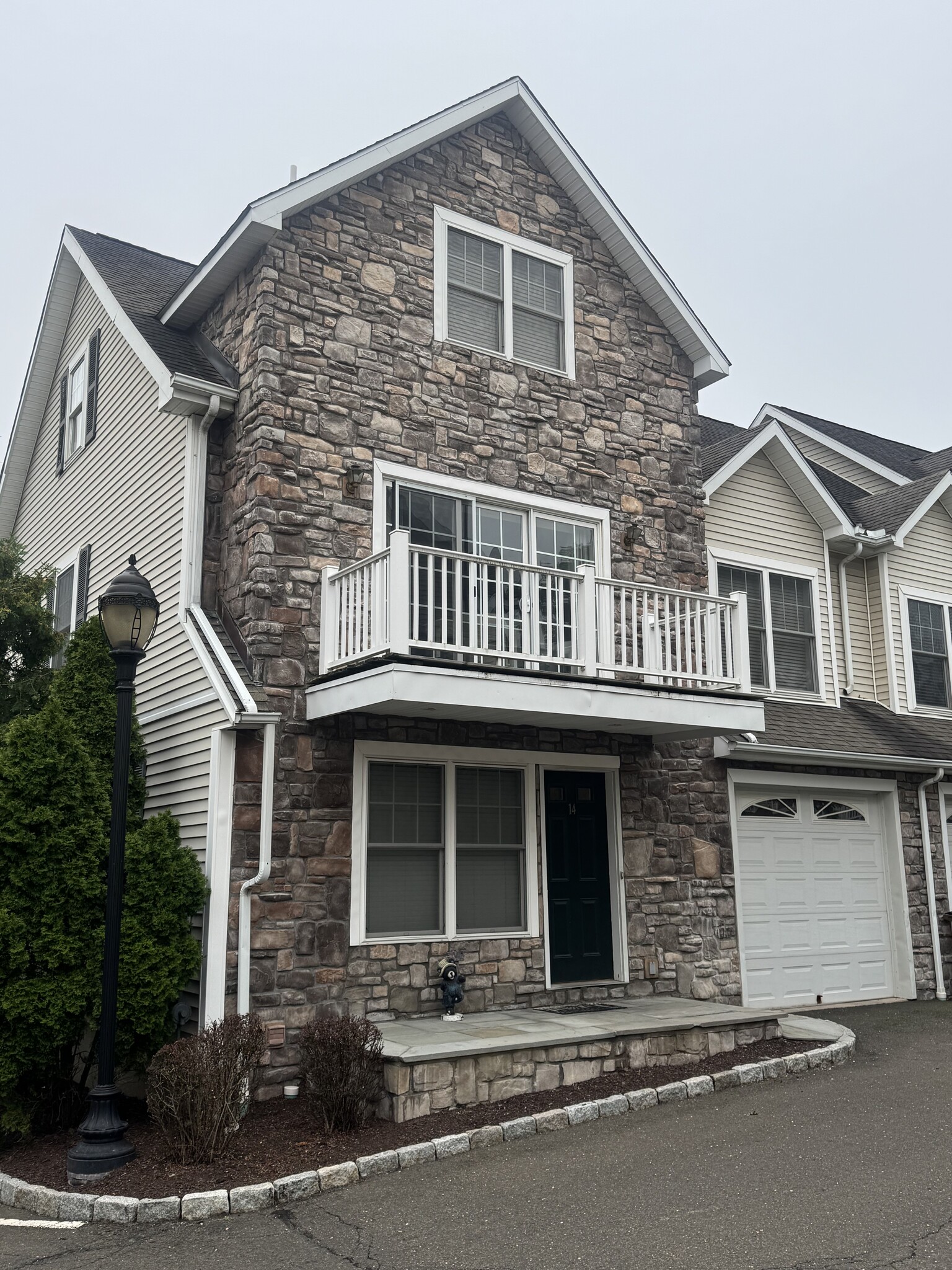 Building Photo - 39 Maple Tree Ave