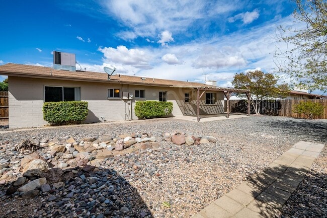 Building Photo - MOVE IN SPECIAL, $675 OFF FIRST MONTH