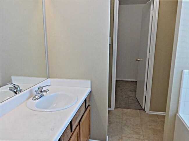 Building Photo - 16403 Lynn Crest Ct