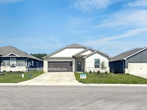 Building Photo - Limited Time Special Offer / 3 Bed, 2 Bath Home with Fenced Yard & Garage / Pet-Friendly / Availa...