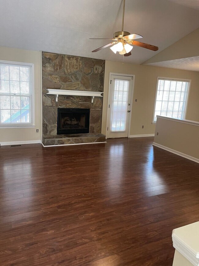 Building Photo - 3bd/2ba Updated Ranch. Close to Everything.