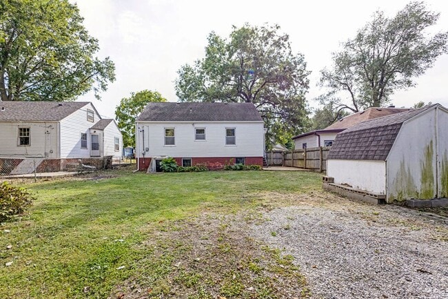 Building Photo - 3BR Cottage with Large Backyard, Garage and a Basement!