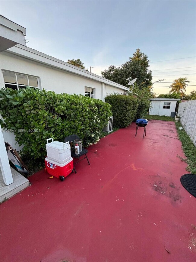 Building Photo - 1815 NE 175th St