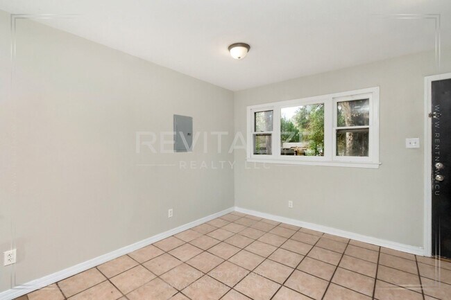 Building Photo - 3 Bed/1 Bath Home with Large Yard and Fence!