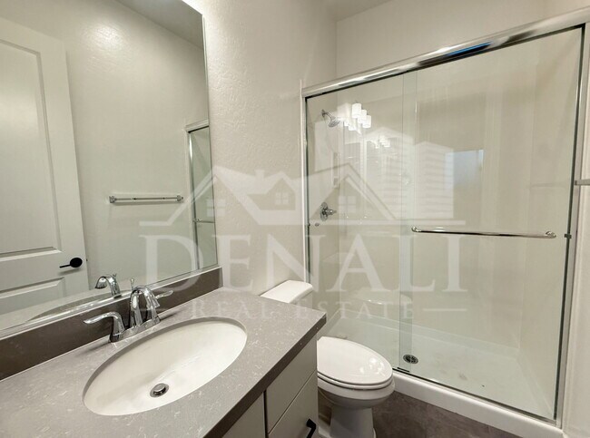 Building Photo - 1447 E Flower St