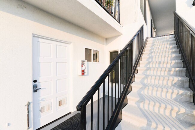 Building Photo - 412 Avenida Santa Barbara